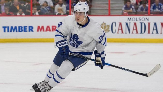Útočník Toronta Auston Matthews (34) při svém hvězdném debutu v NHL proti Ottawě. Útočník Toronta Auston Matthews (34) při svém hvězdném debutu v NHL proti Ottawě.