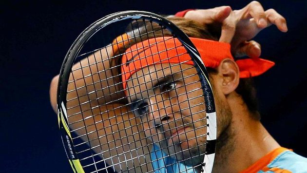 Rafael Nadal má i potíže se zády. Rafael Nadal má i potíže se zády.