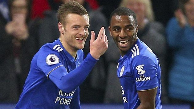 Kanonýr Leicesteru Jamie Vardy (vlevo) oslavuje se spoluhráčem Domingosem Ricardem Pereirou gól v síti Brightonu. Kanonýr Leicesteru Jamie Vardy (vlevo) oslavuje se spoluhráčem Domingosem Ricardem Pereirou gól v síti Brightonu.