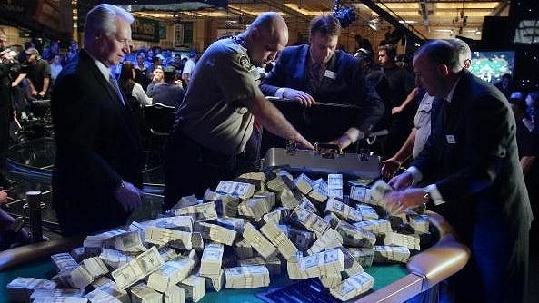 V létě se ve Vegas na WSOP odehraje nejdažší turnaj všech dob. Tony G rozbil prasátko a těší se na platinový náramek. V létě se ve Vegas na WSOP odehraje nejdažší turnaj všech dob. Tony G rozbil prasátko a těší se na platinový náramek.