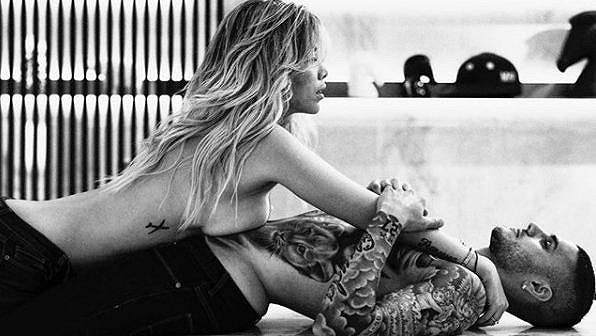 Fotbalový útočník Mauro Icardi se snou ženou Wandou Naraovou nafotili sérii žhavých snímků. Fotbalový útočník Mauro Icardi se snou ženou Wandou Naraovou nafotili sérii žhavých snímků.