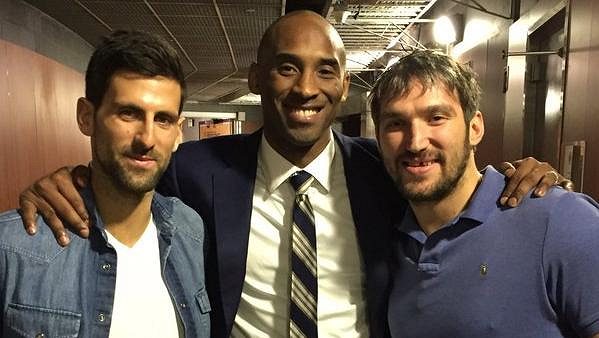 Tři sportovní esa v družném objetí - (zleva) tenista Novak Djokovič, basketbalista Kobe Bryant a hokejista Alexander Ovečkin. Tři sportovní esa v družném objetí - (zleva) tenista Novak Djokovič, basketbalista Kobe Bryant a hokejista Alexander Ovečkin.