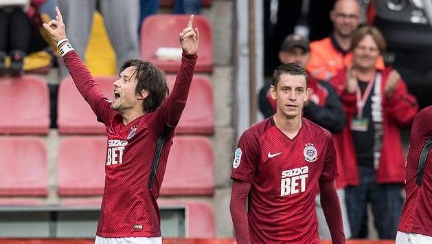Tomáš Rosický (vlevo) oslavuje svůj první gól za Spartu po 17 letech. Tomáš Rosický (vlevo) oslavuje svůj první gól za Spartu po 17 letech.
