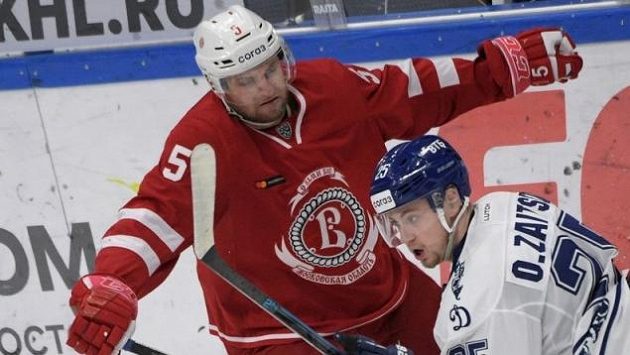 Český hokejista Jakub Jeřábek (vlevo)byl vyhlášen nejlepším obráncem týdne v Kontinentální lize Český hokejista Jakub Jeřábek (vlevo)byl vyhlášen nejlepším obráncem týdne v Kontinentální lize