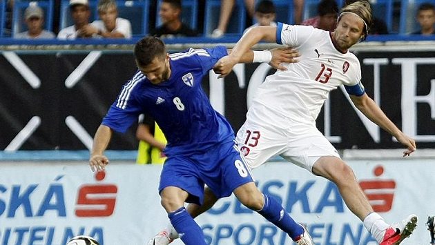 Jaroslav Plašil (v bílém) a Perparim Hetemaj z Finska v úterním přátelském utkání. Jaroslav Plašil (v bílém) a Perparim Hetemaj z Finska v úterním přátelském utkání.