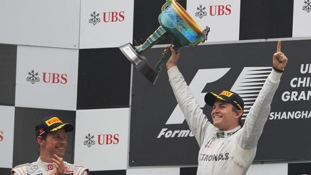Nico Rosberg se v Číně raduje ze svého premiérového vítězství ve formuli 1. Vpravo druhý Jenson Button. Nico Rosberg se v Číně raduje ze svého premiérového vítězství ve formuli 1. Vpravo druhý Jenson Button.