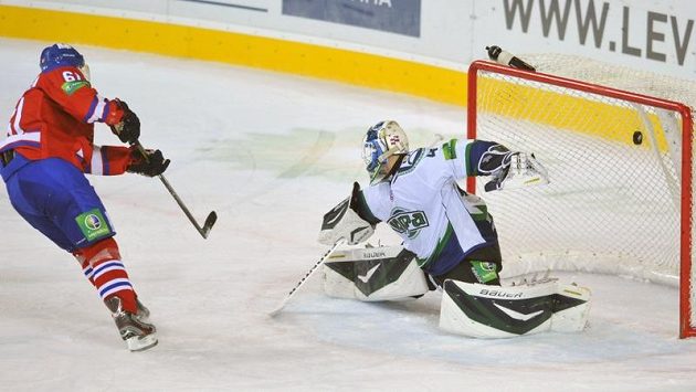 Erik Christensen z pražského Lva střílí gól Edgarsu Masalskisovi z Chanty-Mansijsku. Erik Christensen z pražského Lva střílí gól Edgarsu Masalskisovi z Chanty-Mansijsku.