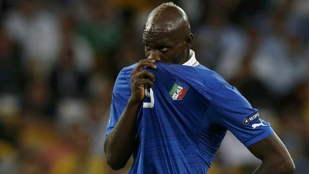 Zachmuřený italský forvard Mario Balotelli Zachmuřený italský forvard Mario Balotelli
