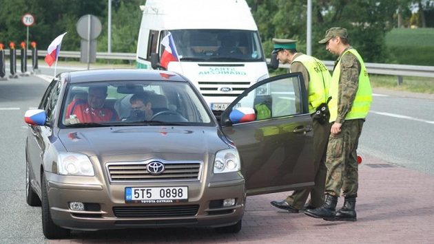 Členové polské pohraniční stráže na přechodu Chalupki kontrolují fanoušky mířící na Euro 2012. Tipují si hlavně ozdobená auta a vozy cizinců. Členové polské pohraniční stráže na přechodu Chalupki kontrolují fanoušky mířící na Euro 2012. Tipují si hlavně ozdobená auta a vozy cizinců.