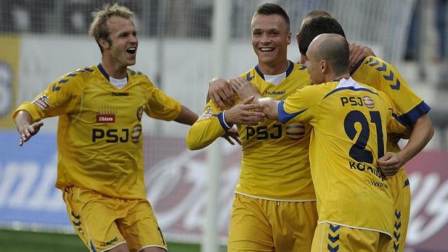 Jihlavští hráči (zleva) Lukáš Vaculík, Stanislav Tecl a Václav Koloušek se radují z gólu. Jihlavští hráči (zleva) Lukáš Vaculík, Stanislav Tecl a Václav Koloušek se radují z gólu.