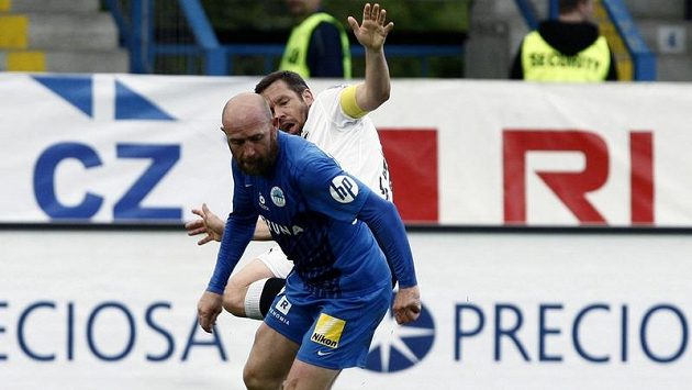 Liberecký Jiří Štajner (modrý) a plzeňský Pavel Horváth v bitvě o fotbalový titul. Liberecký Jiří Štajner (modrý) a plzeňský Pavel Horváth v bitvě o fotbalový titul.