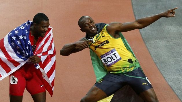 Justin Gatlin (vlevo) po doběhu olympijském finále. Justin Gatlin (vlevo) po doběhu olympijském finále.