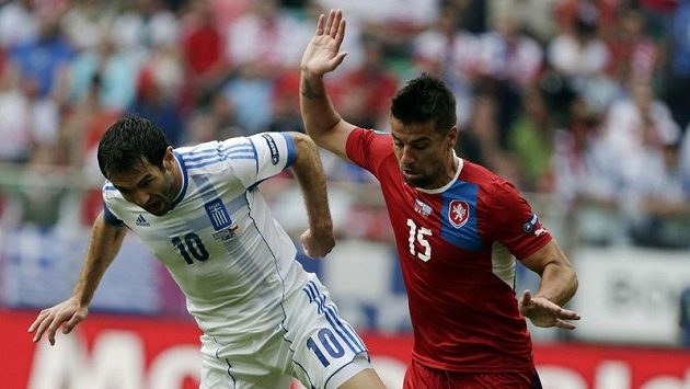 Milan Baroš a Giorgos Karagounis v zápase Česko Řecko Milan Baroš a Giorgos Karagounis v zápase Česko Řecko