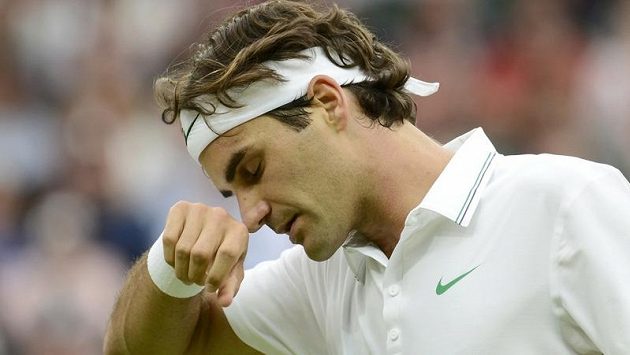 Unavené gesto Rogera Federera v duelu 3. kola Wimbledonu s Francouzem Benneteauem. Unavené gesto Rogera Federera v duelu 3. kola Wimbledonu s Francouzem Benneteauem.