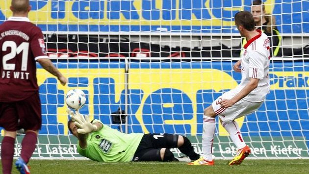Tomáš Pekhart (vpravo) střílí gól do sítě Kaiserslauternu. Tomáš Pekhart (vpravo) střílí gól do sítě Kaiserslauternu.