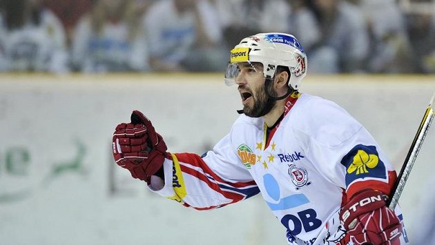 Vladimír Sičák z Pardubic se raduje z branky do liberecké sítě. Vladimír Sičák z Pardubic se raduje z branky do liberecké sítě.