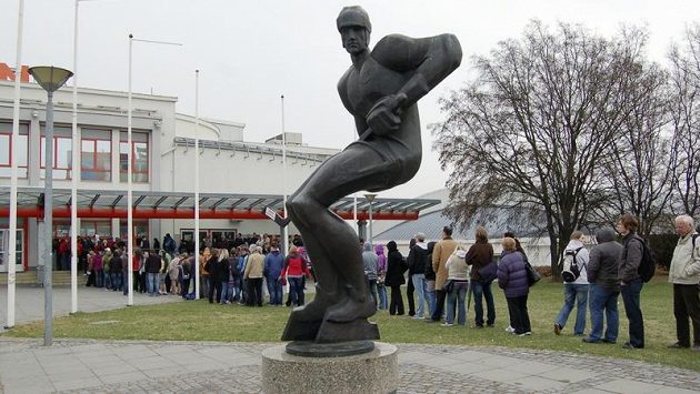 Fronty vpřed pardubickým stadiónem na finále hokejové extraligy. Fronty vpřed pardubickým stadiónem na finále hokejové extraligy.