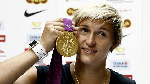 Barbora Špotáková se zlatou medailí z olympijských her v Londýně. Barbora Špotáková se zlatou medailí z olympijských her v Londýně.