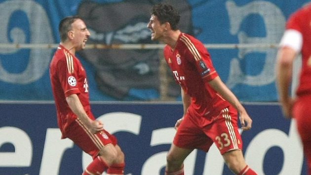 Mario Gomez a Franck Ribery se radují z gólu v úvodním čtvrtfinále Ligy mistrů v Marseille Mario Gomez a Franck Ribery se radují z gólu v úvodním čtvrtfinále Ligy mistrů v Marseille