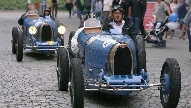 Promenáda historických vozů před startem Barum rallye. Nehodu nezpůsobila legendární modrá bugattka, ale neméně slavný vůz z 80. let - Lancia Delta HF Integrale. Promenáda historických vozů před startem Barum rallye. Nehodu nezpůsobila legendární modrá bugattka, ale neméně slavný vůz z 80. let - Lancia Delta HF Integrale.