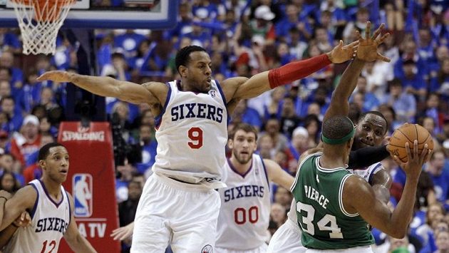 Andre Iguodala (uprostřed) patřil k nejlepším hráčům Philadelphie. Andre Iguodala (uprostřed) patřil k nejlepším hráčům Philadelphie.
