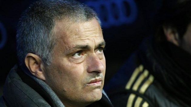 Trenér fotbalistů Realu Madrid José Mourinho nesmí v příštím zápase na lavičku. Trenér fotbalistů Realu Madrid José Mourinho nesmí v příštím zápase na lavičku.