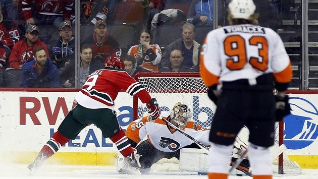 Taylor Hall z New Jersey Devils překonává gólmana Philadelhpie. Steve Mason na starou známou kličku nestačil. Z dálky vše pozoroval Jakub Voráček. Taylor Hall z New Jersey Devils překonává gólmana Philadelhpie. Steve Mason na starou známou kličku nestačil. Z dálky vše pozoroval Jakub Voráček.