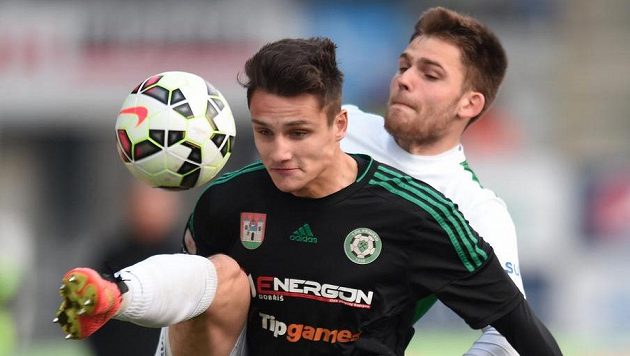 Valerijs Šabala (vzadu) z Jablonce a Aleš Matějů z Příbrami. Valerijs Šabala (vzadu) z Jablonce a Aleš Matějů z Příbrami.