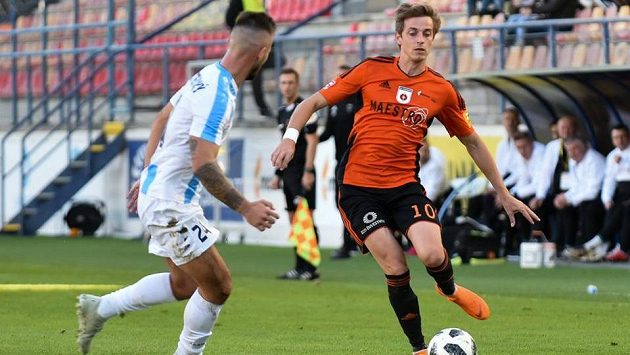 Filip Twardzik přihrává míč před dotírajícím Tomášem Vestenickým z Nitry. Filip Twardzik přihrává míč před dotírajícím Tomášem Vestenickým z Nitry.