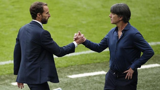 Anglický kouč Gareth Southgate a jeho německý protějšek Joachim Löw po osmifinále. Anglický kouč Gareth Southgate a jeho německý protějšek Joachim Löw po osmifinále.