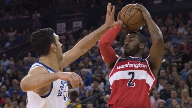 Rozehrávač Washingtonu John Wall střílí přes gruzínského pivota Zazu Pachuliu v zápase proti Golden State. Rozehrávač Washingtonu John Wall střílí přes gruzínského pivota Zazu Pachuliu v zápase proti Golden State.