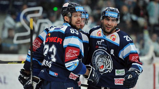 Z gólu se radují liberečtí útočníci zleva Martin Bakoš, Jaroslav Vlach a Petr Jelínek. Z gólu se radují liberečtí útočníci zleva Martin Bakoš, Jaroslav Vlach a Petr Jelínek.