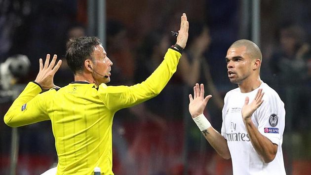 Já nic! Pepe naznačuje sudímu Clattenburgovi, že si kartu nezaslouží. Já nic! Pepe naznačuje sudímu Clattenburgovi, že si kartu nezaslouží.