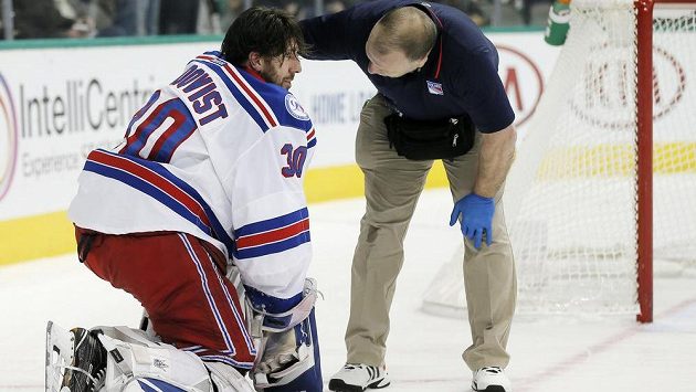 Otřesený Henrik Lundqvist po kontaktu s Cody Eakinem. Otřesený Henrik Lundqvist po kontaktu s Cody Eakinem.