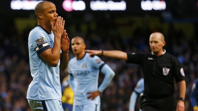 Kapitán Manchesteru City Vincent Kompany se diví krátce poté, co sudí Mike Dean odpískal jeho faul a Arsenal následně proměnil pokutový kop. Kapitán Manchesteru City Vincent Kompany se diví krátce poté, co sudí Mike Dean odpískal jeho faul a Arsenal následně proměnil pokutový kop.