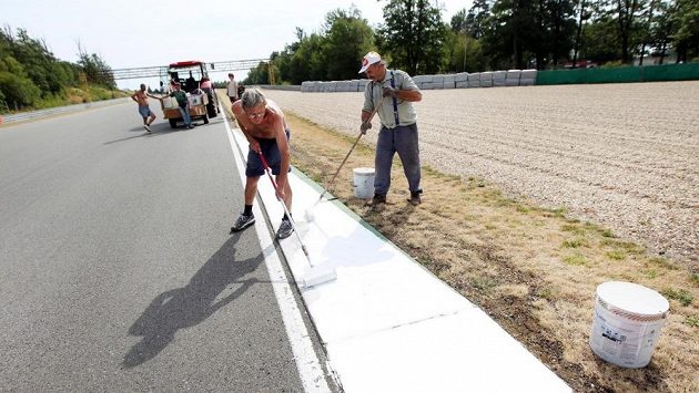 Přípravy na Masarykově okruhu Přípravy na Masarykově okruhu