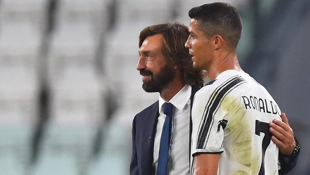 Trenér Juventusu Andrea Pirlo s nejzářivější hvězdou týmu Cristianem Ronaldem. Trenér Juventusu Andrea Pirlo s nejzářivější hvězdou týmu Cristianem Ronaldem.