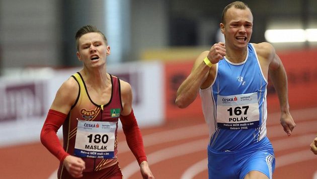 Pavel Maslák bojuje ve finále dvoustovky v Ostravě s Jiřím Polákem. Pavel Maslák bojuje ve finále dvoustovky v Ostravě s Jiřím Polákem.