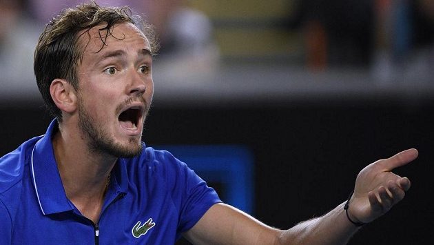 Ruský tenista Daniil Medveděv gestikuluje během druhého kola Australian Open Ruský tenista Daniil Medveděv gestikuluje během druhého kola Australian Open