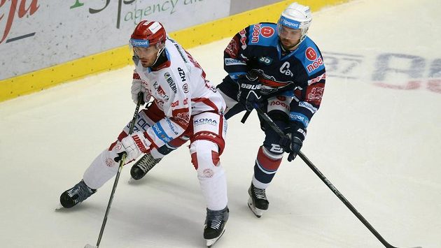 Třinecký obránce Josef Hrabal (vlevo) a chomutovský útočník Michal Vondrka v zápase 8. kola Tipsport extraligy. Třinecký obránce Josef Hrabal (vlevo) a chomutovský útočník Michal Vondrka v zápase 8. kola Tipsport extraligy.