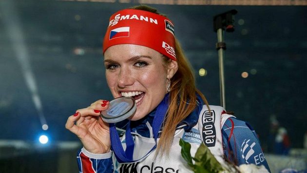 Gabriela Soukalová s medailí za druhé místo v exhibici v německém Gelsenkirchenu. Gabriela Soukalová s medailí za druhé místo v exhibici v německém Gelsenkirchenu.