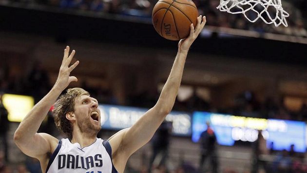 Basketbalista Dirk Nowitzki v dresu Dallasu. Basketbalista Dirk Nowitzki v dresu Dallasu.