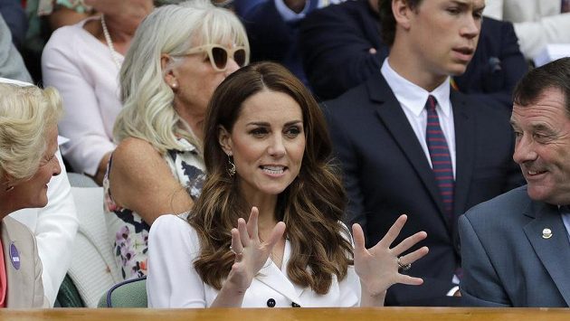 Vévodkyně z Cambridge fandí ve Wimbledonu Johanně Kontaové. Vévodkyně z Cambridge fandí ve Wimbledonu Johanně Kontaové.