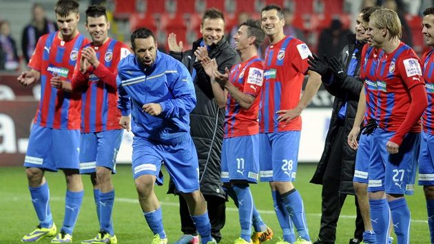 Plzeňský záložník Pavel Horváth slaví se svými spoluhráči vítězství nad Jabloncem. Plzeňský záložník Pavel Horváth slaví se svými spoluhráči vítězství nad Jabloncem.
