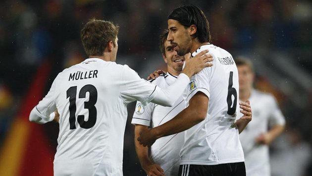 Sami Khedira (vpravo) si po trápení v Realu alespoň spravil chuť v reprezentaci Německa, která porazila Irsko 3:0. Sami Khedira (vpravo) si po trápení v Realu alespoň spravil chuť v reprezentaci Německa, která porazila Irsko 3:0.