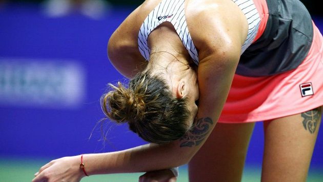 Česká tenistka Karolína Plíšková hluboce oddechuje po jedné z výměn v zápase s Caroline Wozniackou na Turnaji mistryň Česká tenistka Karolína Plíšková hluboce oddechuje po jedné z výměn v zápase s Caroline Wozniackou na Turnaji mistryň
