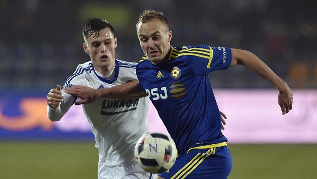 Zleva Ondřej Bačo ze Zlína a Pavel Dvořák z Jihlavy bojují o balón. Zleva Ondřej Bačo ze Zlína a Pavel Dvořák z Jihlavy bojují o balón.