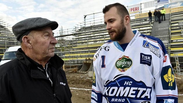 Stadión za brněnskými Lužánkami se připravuje pro zápasy pod širým nebem. Vlevo je legendární brankář Vladimír Nadrchal, vpravo nynější brankář Komety Marek Čiliak. Stadión za brněnskými Lužánkami se připravuje pro zápasy pod širým nebem. Vlevo je legendární brankář Vladimír Nadrchal, vpravo nynější brankář Komety Marek Čiliak.