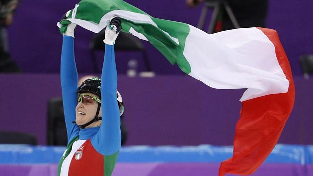 Arianna Fontanaová slavila zisk zlaté olympijské medaile s italskou vlajkou. Arianna Fontanaová slavila zisk zlaté olympijské medaile s italskou vlajkou.