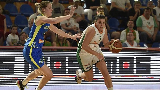 Basketbalistky USK Praha ve druhém finále vyhrály na palubovce Žabin Brno. Zleva Alena Hanušová z USK Praha a Michaela Vacková z BK Žabiny Brno. Basketbalistky USK Praha ve druhém finále vyhrály na palubovce Žabin Brno. Zleva Alena Hanušová z USK Praha a Michaela Vacková z BK Žabiny Brno.